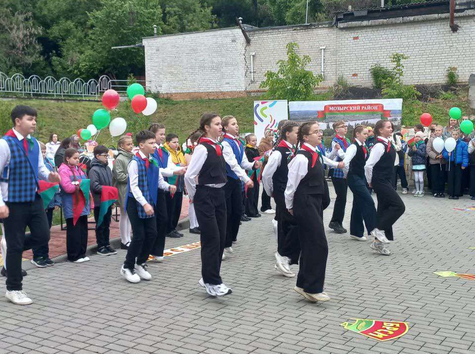 Пионерская дружба — наша сила!