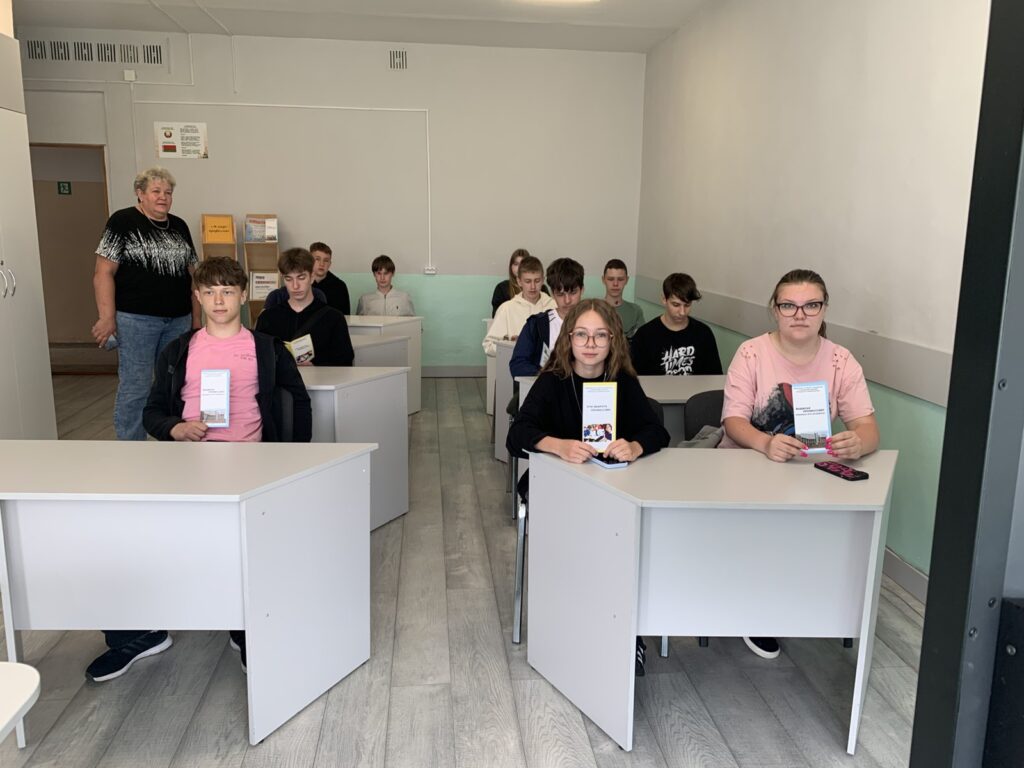 Разговор у книжной полки «В мире профессий»