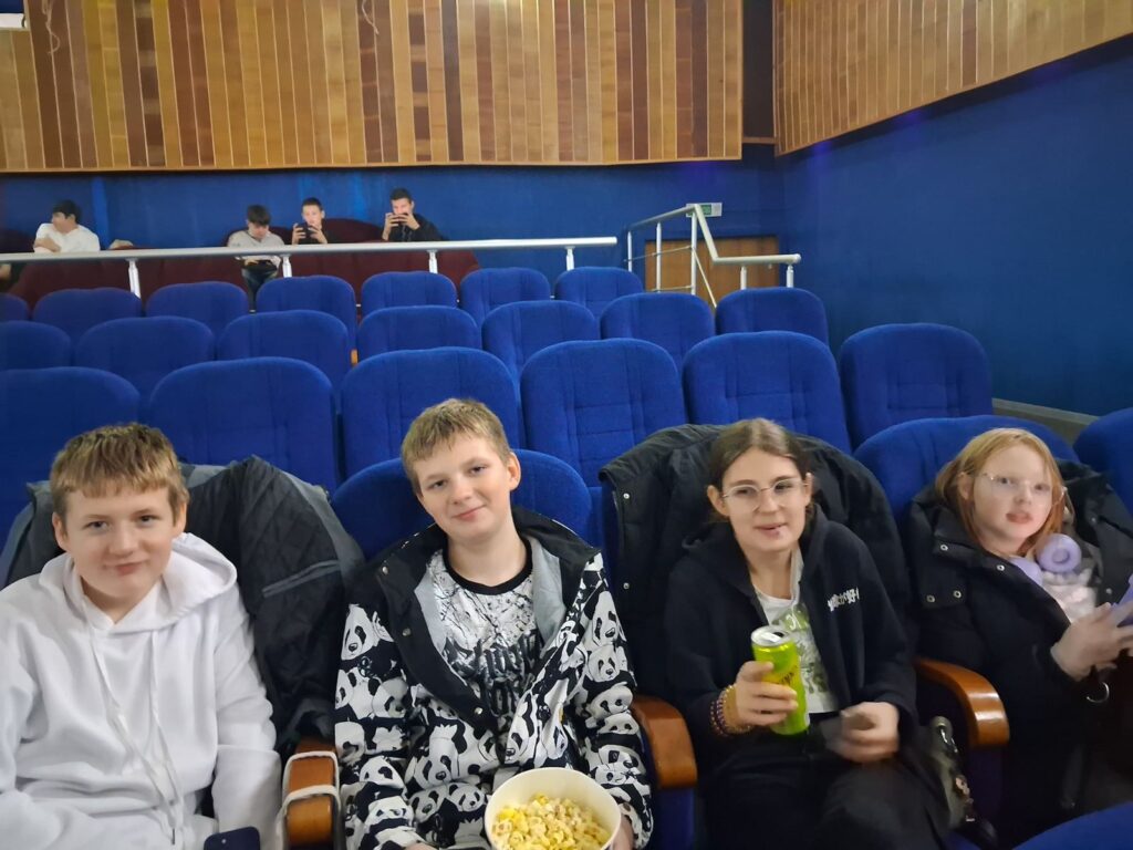 В кинотеатре «Мир»