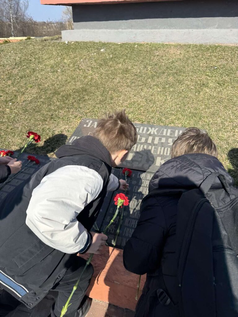 Весна и память: шестиклассники посетили Курган Славы